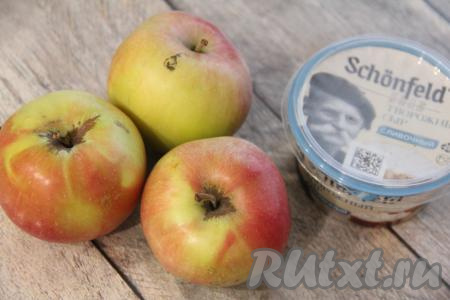 Яблоки промыть водой.