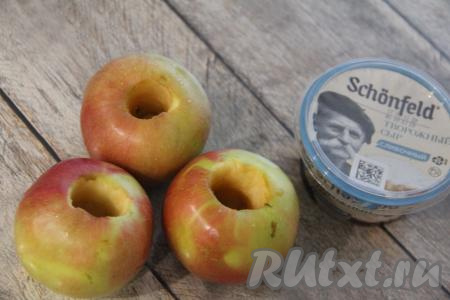 При помощи чайной ложки удалить сердцевину с косточками со стороны плодоножки. Должен получиться стаканчик, донышко с чашелистиком сохраняем.