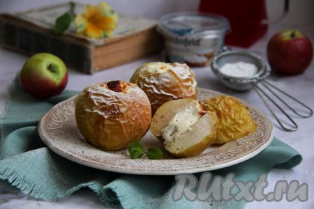 Яблоки, запечённые в аэрогриле, получились нежными, красивыми и мягкими. При подаче их можно полить сладким соусом или посыпать сахарной пудрой.