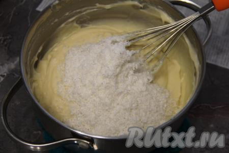 По желанию, в получившийся заварной крем можно добавить кокосовую стружку и хорошо перемешать. Накрыть заварной крем пищевой плёнкой так, чтобы плёнка лежала на креме (благодаря плёнке на поверхности крема не будет появляться корка) и полностью остудить.