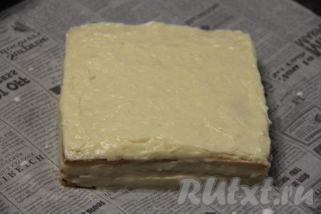 Выложить следующий слой печенья, смоченного в молоке, смазать его частью крема. Повторить слои. Всего у меня вышло три слоя печенья (на формирование торта у меня ушло 27 печенюшек), промазанных кремом. Бока торта тоже можно смазать кремом. Сформированный торт убрать на пару часов (а лучше на ночь) в холодильник.