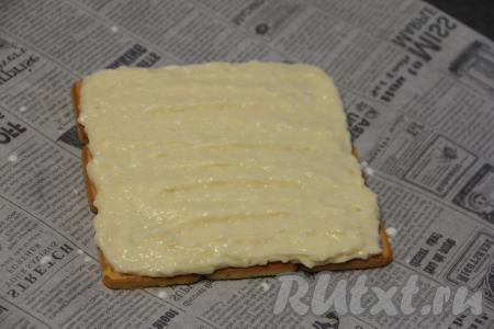 Смазать первый слой частью остывшего заварного крема.