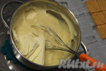 Снять крем с огня и добавить мягкое сливочное масло. Перемешать заварной крем до полного растворения масла.