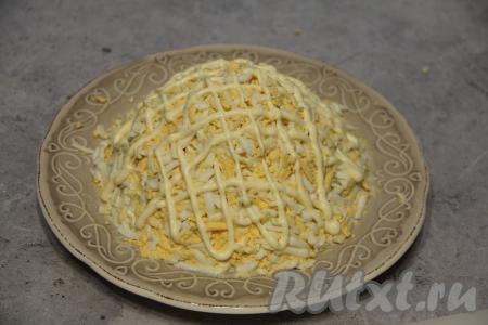 Нанести на яйца решётку из майонеза.