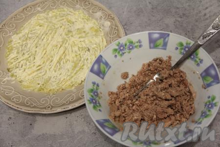 С печени трески слить лишний жир. Переложить печень в отдельную тарелку, тщательно размять вилкой.