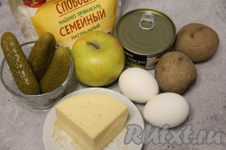 Подготовить продукты для приготовления салата "Египетская пирамида" с печенью трески. Картошку сварить в кожуре до готовности (после закипания воды варим 20-25 минут), остудить. Сварить вкрутую яйца (варим после начала кипения воды 10 минут), затем дать им полностью остыть и очистить.