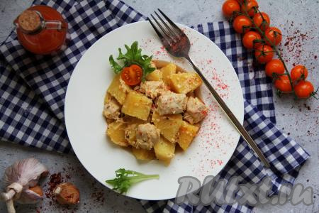 И курица, и картошка, приготовленные в сметане в мультиварке, получаются нежными, вкусными и аппетитными, раскладываем по тарелкам и подаём к столу. Отличное повседневное блюдо, попробуйте!