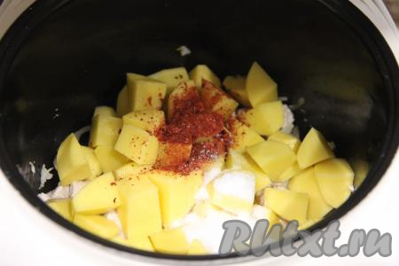 Всыпать соль и специи.&nbsp;