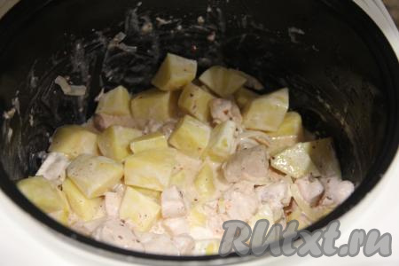 Влить в чашу мультиварки 100 миллилитров воды комнатной температуры, перемешать. Закрыть крышку мультиварки и на 30 минут выставить режим "Выпечка".&nbsp;