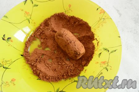 Пирожные овальной формы можно обвалять в какао и украсить кусочками орехов, имитируя ростки картошки. Также можно не обваливать ни в чём, а просто украсить кусочками орехов.