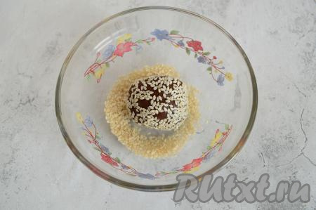 Теперь остаётся только украсить наши пирожные. Можно обвалять их в кунжуте (белом или чёрном).