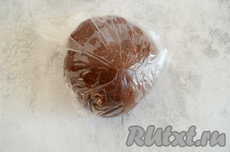 Переложить массу в полиэтиленовый пакет и убрать в холодильник на 30 минут.