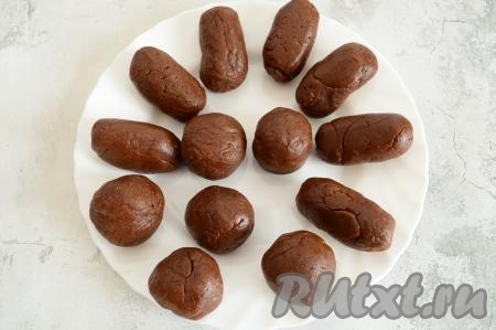 Затем достать массу из холодильника, разделить на примерно равные части (я разделила массу на 14 частей, вес каждой части был примерно 50 грамм) и сформировать руками пирожные "Картошка" круглой или овальной формы. Тесто очень пластичное, лепить из него очень просто. На этом этапе можно позвать детей, они с удовольствием помогут лепить вам пирожные.