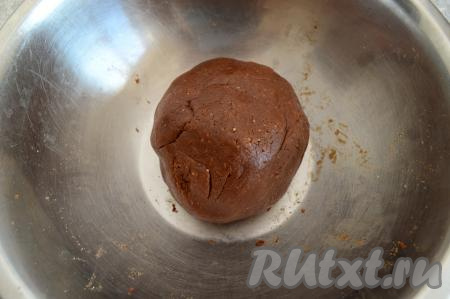 А затем продолжить замешивать тесто руками. Постепенно в процессе замешивания масса станет пластичной, более плотной, без труда соберётся в ком.