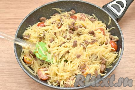 Отваренную вермишель откидываем на дуршлаг, а после того как стечёт вода, перекладываем на сковороду к фаршу. Перемешиваем и готовим вермишель по-флотски на небольшом огне 2-3 минуты, накрыв сковороду крышкой. За это время 1-2 раза блюдо нужно перемешать.