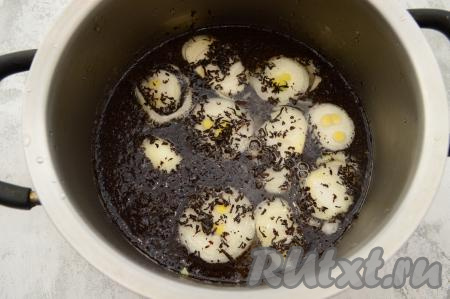 Влить в кастрюлю 1 литр воды и поставить рассол на сильный огонь.