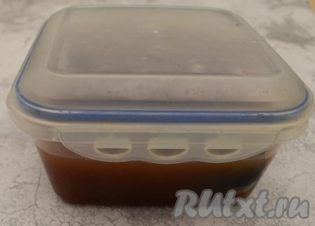 Закрыть контейнер крышкой и отправить на сутки в холодильник. Несколько раз в течение суток нужно взбалтывать рассол.