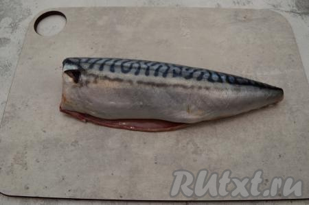 Пока чайный рассол остывает, нужно разделать скумбрию: удалить у рыбки голову, хвост и все плавники. Разрезать по брюшку, вытащить внутренности, промыть и убрать чёрную плёнку внутри брюшка. Ещё раз скумбрию промыть.