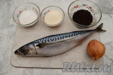 Подготовить продукты для приготовления скумбрии в чайном рассоле. Скумбрию, если она заморожена, нужно полностью разморозить. Чай нужен чёрный листовой без добавок (я взяла цейлонский чай "Greenfield").
