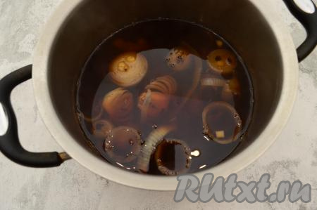 Как только вода закипит, убавить огонь, перемешать содержимое кастрюли и проварить 2-3 минуты, иногда помешивая. Затем рассол снять с огня, накрыть крышкой и оставить остывать до комнатной температуры.
