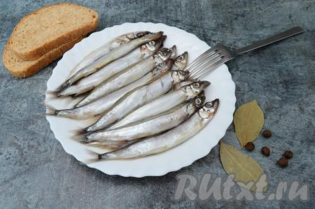 Затем достать солёную мойву из рассола, отделить от голов, внутренностей, хребтов, промыть водой и можно подавать малосольную, пряную, нежную рыбку к столу. Такая рыба, засоленная в домашних условиях, станет отличным дополнением к варёной картошечке или самостоятельной холодной закуской.