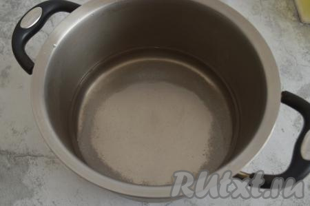 В кастрюлю влить 700 миллилитров воды, всыпать соль и сахар, перемешать, поставить на огонь. После того как рассол в кастрюле закипит, проварить его минуты 2-3 на небольшом огне (за это время кристаллы соли и сахара полностью растворятся), снять с огня. Накрыть кастрюлю крышкой и оставить остывать до комнатной температуры.