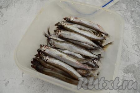 Поверх специй выложить в контейнер мойву.