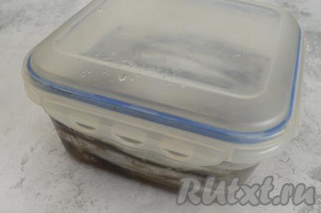 Закрыть контейнер крышкой и отправить в холодильник на 2 суток.