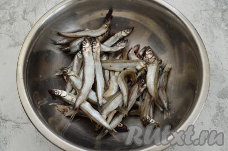 Мойву, если она заморожена, следует полностью разморозить и промыть водой (очищать от головы и внутренностей на этам этапе не нужно).