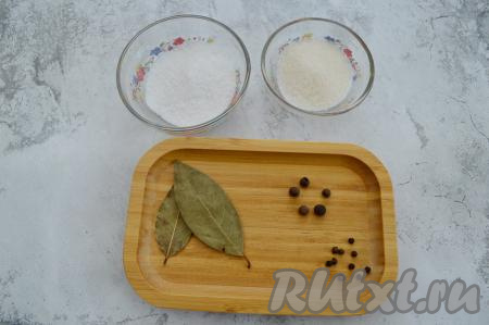 Подготовить продукты для рассола.