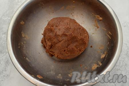 Тщательно вмешивая молоко и масло в крошку из сухарей, замесить однородную, пластичную, плотную массу. Получившаяся пластичная масса легко соберётся в ком. Поместить замешанную массу в миску, накрыть крышкой и убрать на 1 час в холодильник.