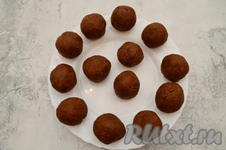 По прошествии часа достать массу, разделить на равные части (я разделила на 13 частей) и руками сформировать круглые пирожные.