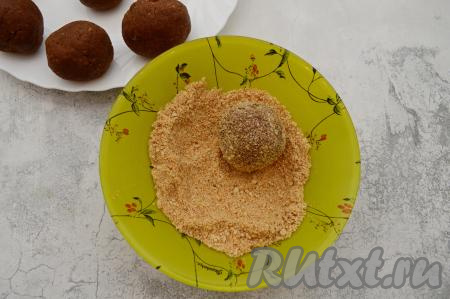 Все пирожные "Картошка" обвалять со всех сторон в отложенных ранее измельчённых ванильных сухарях.