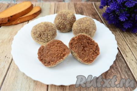 Пирожное "Картошка", приготовленное из ванильных сухарей, получается вкусным, аппетитным, тающим во рту, оно отлично дополнит любое чаепитие. Посмотрите, какой аппетитный этот десерт в разрезе.