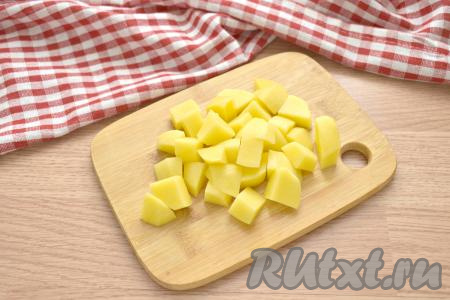 Картофель, половину луковицы и морковь очищаем. Картошку нарезаем на средние кубики, перекладываем в бульон со свининой и после закипания варим 15 минут на небольшом огне.