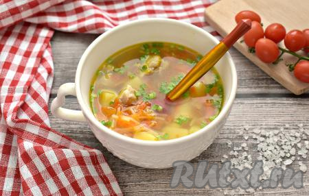 При подаче в суп можно добавить нарезанную зелень (я добавила нарезанный зелёный лук, можно взять укроп или петрушку). Суп, сваренный из свинины с вермишелью и картошкой, получается в меру густым, вкусным и сытным.