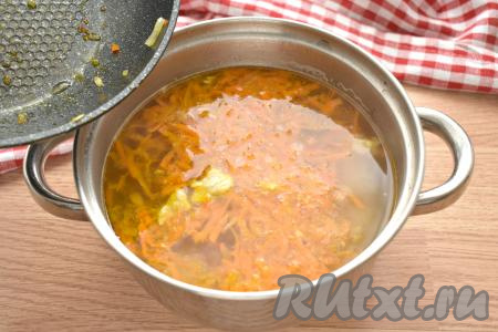 В кастрюлю с картошкой, проварившейся 15 минут, добавляем обжаренные овощи со сковороды, даём закипеть и варим минут 5 на небольшом огне.