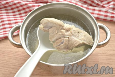 Свинину моем, перекладываем в кастрюлю, заливаем 2 литрами воды, ставим на огонь, даём закипеть. С поверхности закипевшего бульона убираем пену, убавляем огонь и варим свинину до готовности (мне потребовался 1 час). Готовое мясо достаём из бульона. При желании, бульон можно процедить. После того как свинина немного остынет, нарезаем её на кусочки, отделяя от костей (если они есть). Нарезанную свинину возвращаем в кастрюлю с бульоном, ставим на огонь.