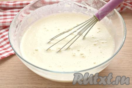 После добавления каждой порции муки сразу перемешиваем её с яично-молочной смесью. В результате должно получиться однородное, нежное блинное тесто без комочков, не очень жидкое. Учитывайте консистенцию блинного теста, когда добавляете муку.