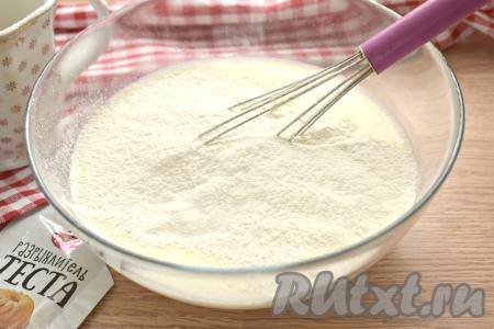 В получившуюся смесь небольшими порциями&nbsp;просеиваем муку вместе с разрыхлителем.