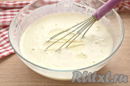 Затем вливаем растительное масло, перемешиваем и оставляем тесто «отдохнуть» на 15-20 минут.