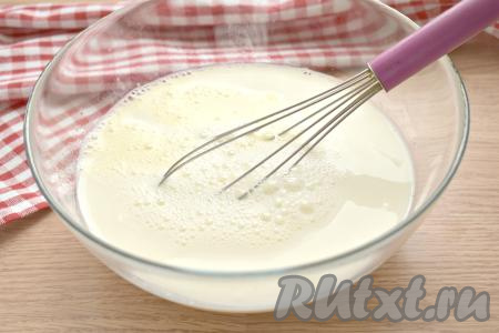 Подогреваем молоко, оно должно стать тёплым, но не горячим. Вливаем тёплое молоко в яичную смесь, перемешиваем венчиком.