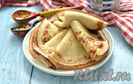 Блины, приготовленные на молоке с разрыхлителем, получились вкусными, ароматными и очень сытными, к столу подаём их с пылу с жару, дополнив, по желанию, сметаной, мёдом или вареньем.