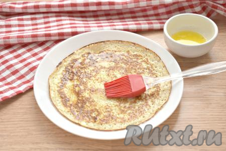 Затем перекладываем блинчик на тарелку, по желанию, немного смазываем его растопленным сливочным маслом. Постепенно жарим все блины, складывая их один на другой на тарелку. Поверхность сковороды перед жаркой очередного блина смазываем маслом только по мере необходимости, ведь масло мы уже добавили в тесто. Блинное тесто нужно периодически перемешивать, чтобы оно не оседало на дне миски. Я жарили на сковороде диаметром 18 сантиметров, у меня получилось 16 аппетитных, мягких блинчиков.