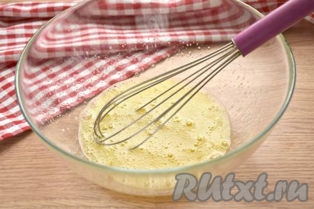 Венчиком взбиваем яйца с сахаром так, чтобы получилась однородная смесь.