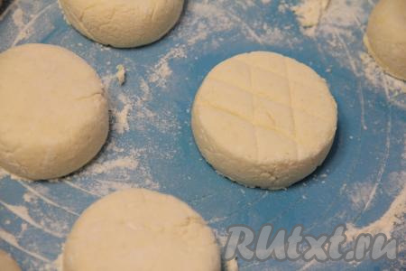 По истечении 30 минут достать творожную массу из холодильника, разделить на 8 равных частей. Сформировать 8 круглых сырников (для того чтобы сырники получились более аппетитными, я на их поверхности сделала насечки).