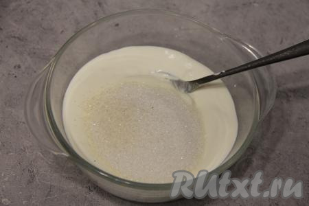 Для приготовления соуса нужно соединить в отдельной миске сметану, сахар и ванильный сахар, перемешать до однородности и отставить в сторону.