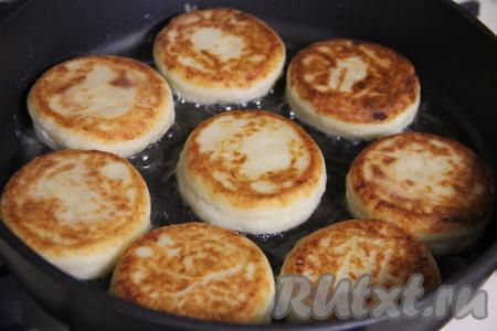 Жарить сырники с двух сторон на среднем огне до золотистого цвета (примерно по 2-3 минуты с каждой стороны). Главное, чтобы сырники покрылись золотистой корочкой, а доводить до готовности будем их в духовке.