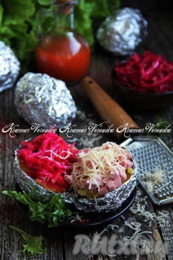 Я на разрезанную часть запечённой картошки выложила начинку из колбасы, сыра и салата, получилась вот такая крошка-картошка.