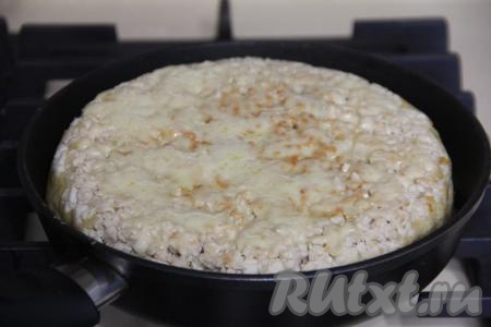 Верх заливного пирога с фаршем посыпать натёртым сыром, накрыть сковороду крышкой и готовить ещё минут 10.